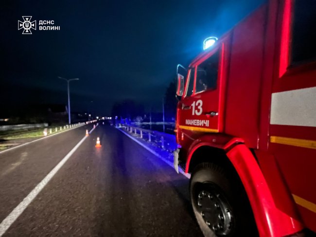 На Волині водій автівки зіткнувся з відбійником