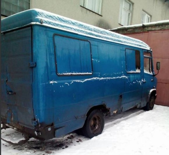 На Волині зловили Mercedes, «запакований» деревиною