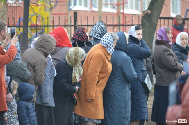 Килим із квітів та цілування рук: як у Луцьку зустріли Онуфрія. ФОТОРЕПОРТАЖ