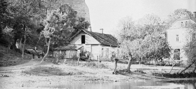 Вежа без «корони» і старі хати: невідомі знімки замку Любарта. РЕТРОФОТО