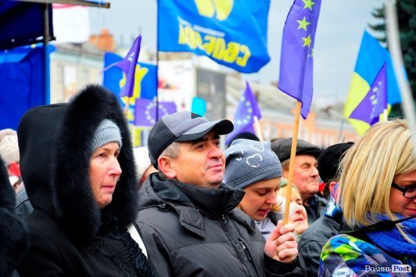 Віче на луцькому Майдані. ФОТО
