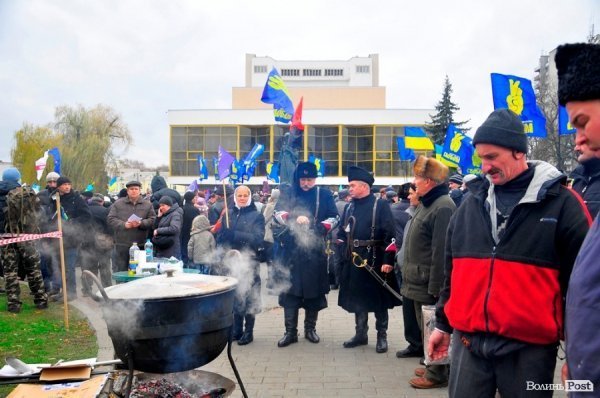 Віче на луцькому Майдані. ФОТО
