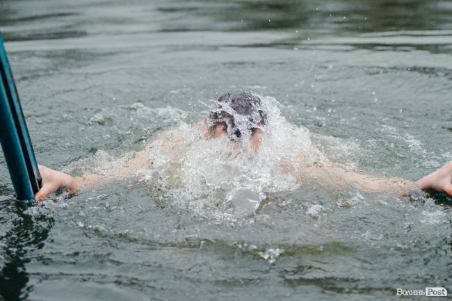 Водохреще у Луцьку: освячення води в річці Стир та занурення лучан. ФОТОРЕПОРТАЖ