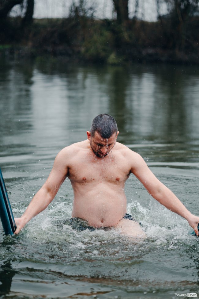 Водохреще у Луцьку: освячення води в річці Стир та занурення лучан. ФОТОРЕПОРТАЖ