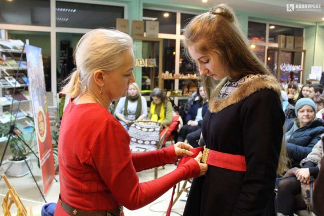 Яскраві кольори, золото, коштовності: як у давнину у Луцьку вдягалися модники та модниці. ФОТО