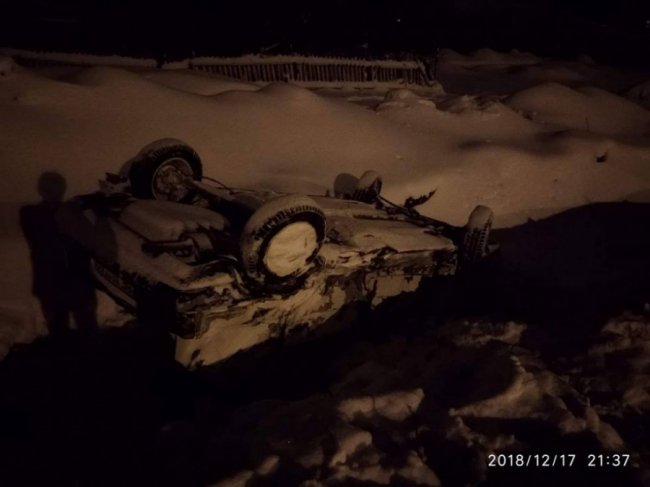 Автівка злетіла в кювет та перевернулась на дах: на Волині – автопригода з потерпілими. ФОТО