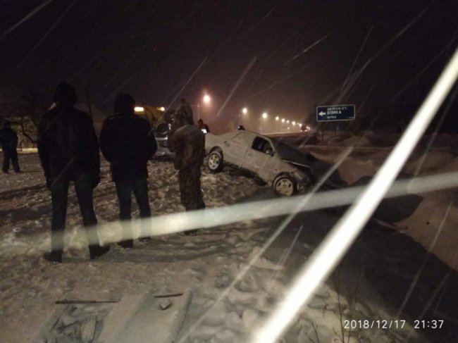 Автівка злетіла в кювет та перевернулась на дах: на Волині – автопригода з потерпілими. ФОТО