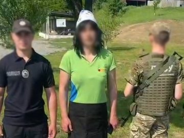 Біля кордону на Закарпатті зловили ухилянта, перевдягненого у жінку