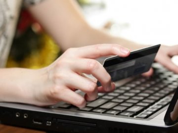 Шахраї ошукали волинянку, яка хотіла купити одяг через інтернет