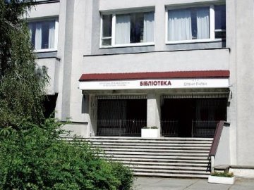 У Луцьку просять покращити доступність бібліотеки імені Олени Пчілки для людей з інвалідністю