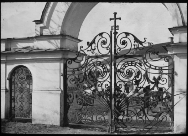 Вхідні брама собору Святої Трійці