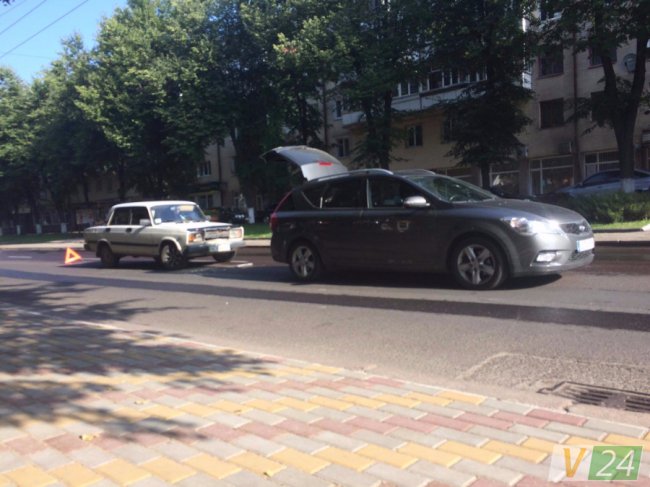 Відволікся на телефон: у центрі Луцька – аварія