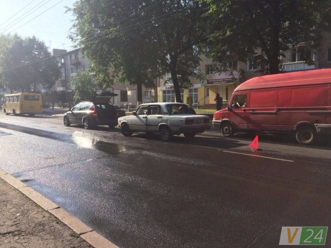 Відволікся на телефон: у центрі Луцька – аварія