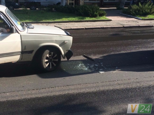 Відволікся на телефон: у центрі Луцька – аварія