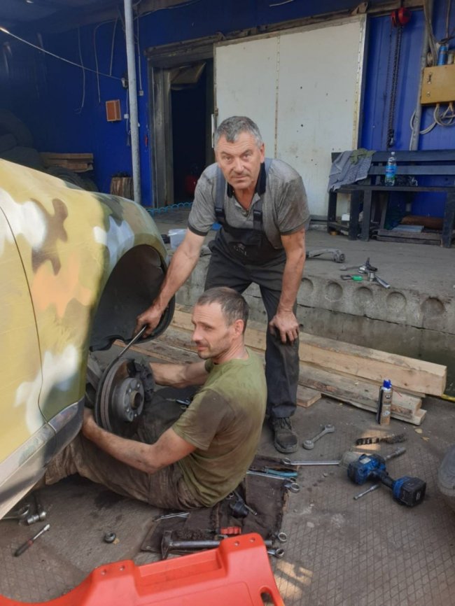 Волинські добровольці поїхали на схід ремонтувати автівки для військових