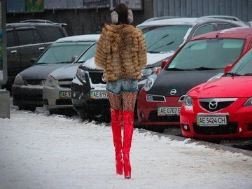 У Дніпропетровську дівчина у відвертому вбранні гуляла вулицями у лютий мороз. ФОТО
