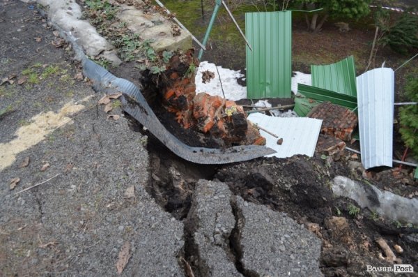 У центрі Луцька обвалилася стіна. ФОТО