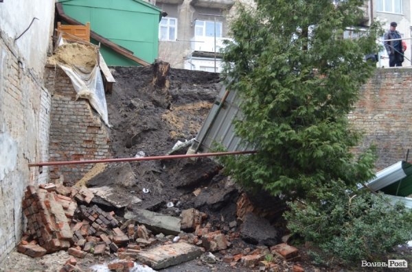 У центрі Луцька обвалилася стіна. ФОТО