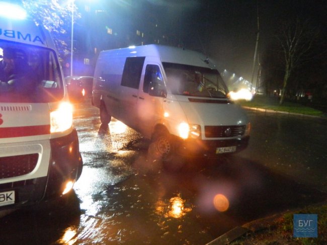 У Володимирі легковик на «євробляхах» підрізав бус і втік з місця аварії. ФОТО