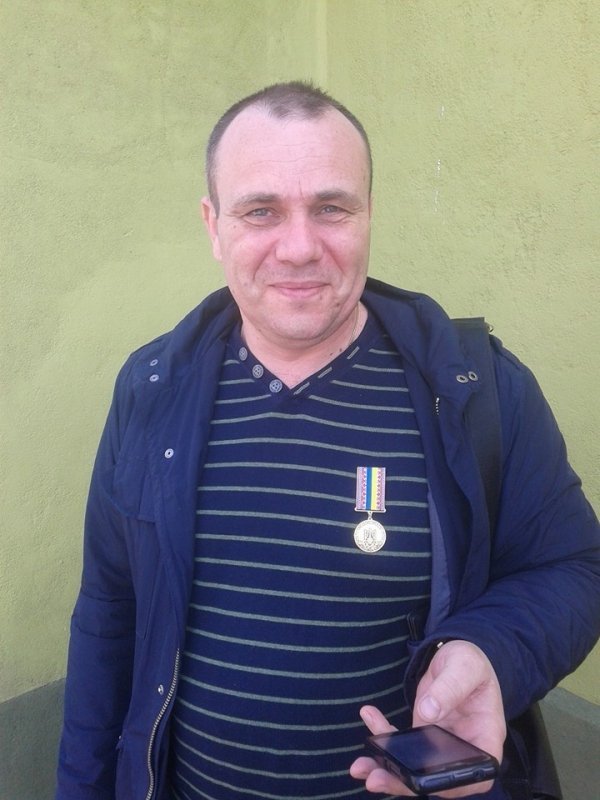 Адвокат Василь Нагорний отримав від бійців нагороду. ФОТО