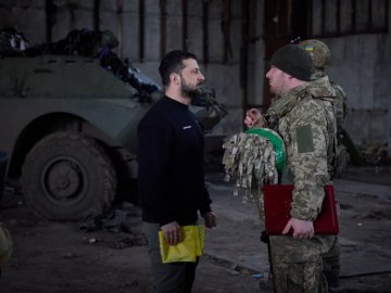 Зеленський приїхав під  Бахмут та нагородив його оборонців. ФОТО