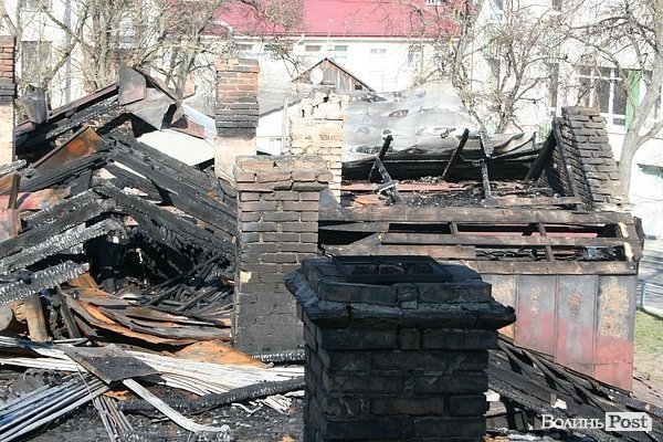 Будинок в центрі Луцька після великої пожежі. ФОТО