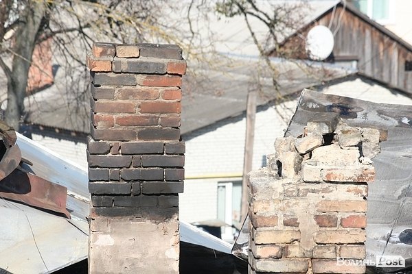 Будинок в центрі Луцька після великої пожежі. ФОТО