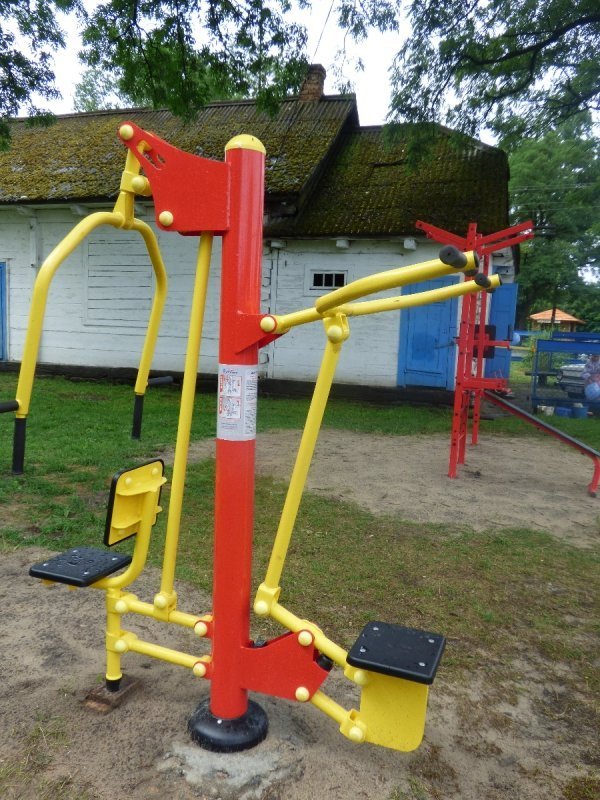 У селі на Любомльщині встановили вуличні тренажери. ФОТО