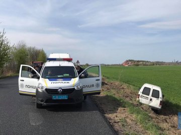 На Волині автомобіль злетів у кювет. ФОТО. ВІДЕО