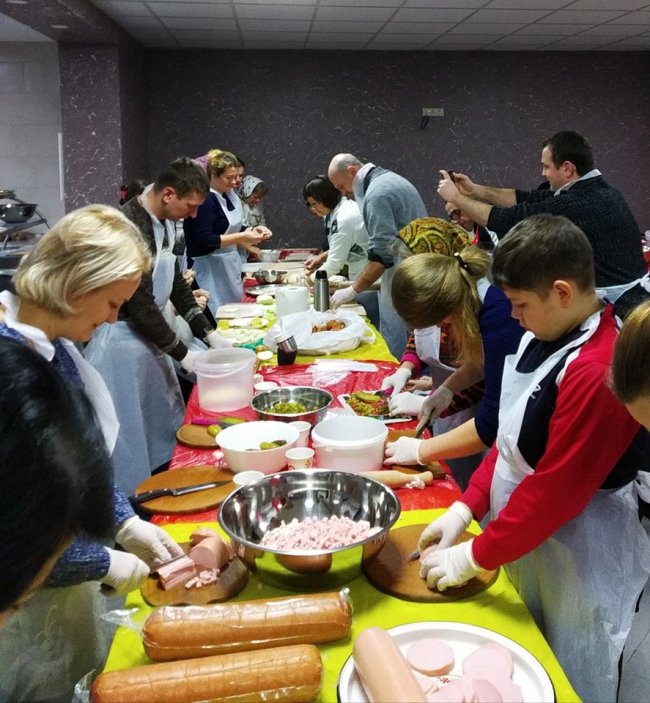 Лучани приготували смачні подарунки для захисників