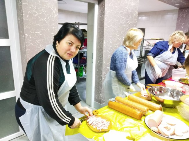 Лучани приготували смачні подарунки для захисників