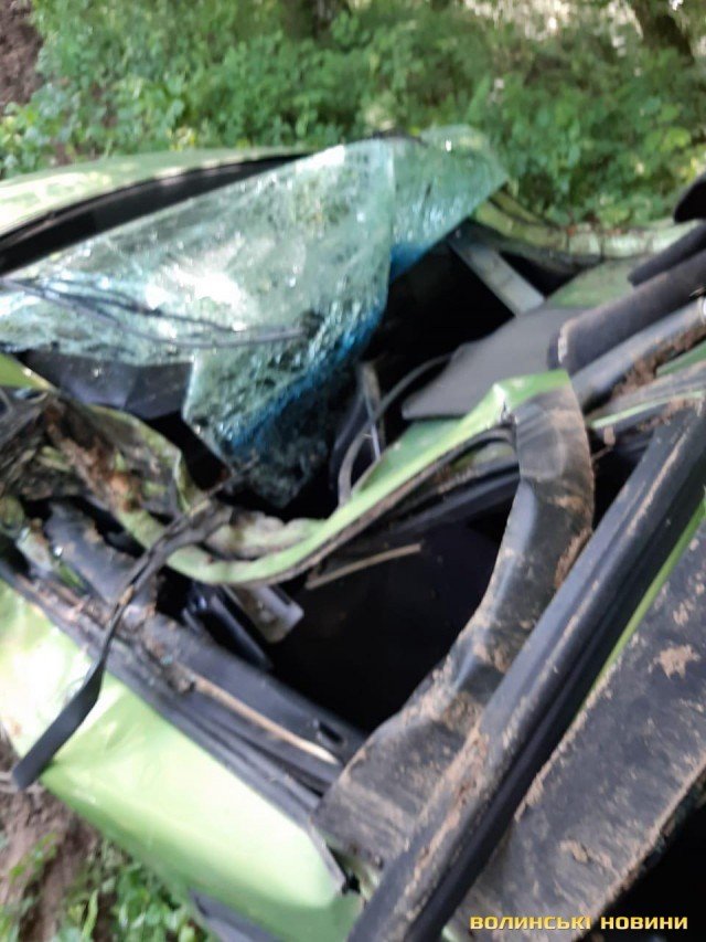 Поблизу волинського селища п'яний водій злетів з траси