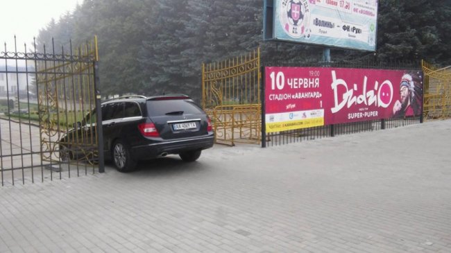 У Луцьку водій «оригінально» припаркував свій автомобіль. ФОТО