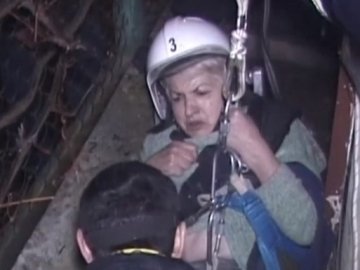 На Львівщині жінка провалилась у чотирьохметрову яму. ВІДЕО