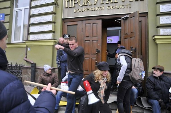 «Сидячий» пікет під прокуратурою Волині. ФОТО