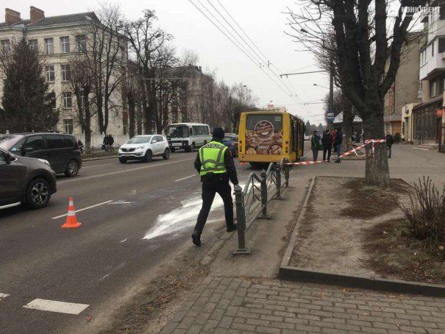 У Луцьку маршрутка збила пішохода: чоловік  – у лікарні. ФОТО