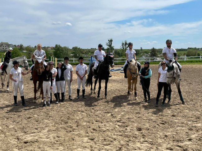 Вперше в Україні у змаганнях з кінного спорту взяли участь «сонячні» діти з Луцька. ФОТО