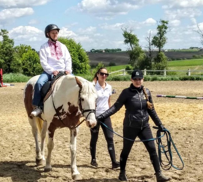 Вперше в Україні у змаганнях з кінного спорту взяли участь «сонячні» діти з Луцька. ФОТО