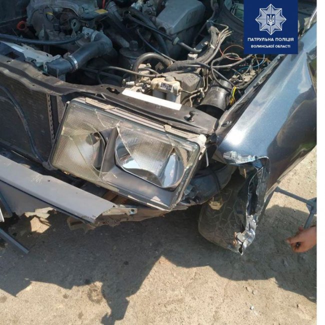 У Ковелі водій за кермом Mercedes скоїв аварію та втік з місця пригоди. ФОТО