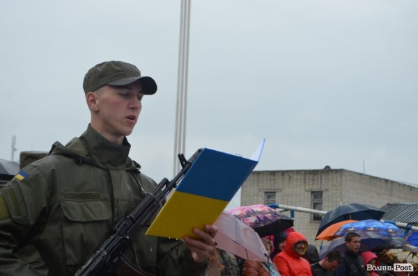 У Луцьку складали військову присягу під дощем