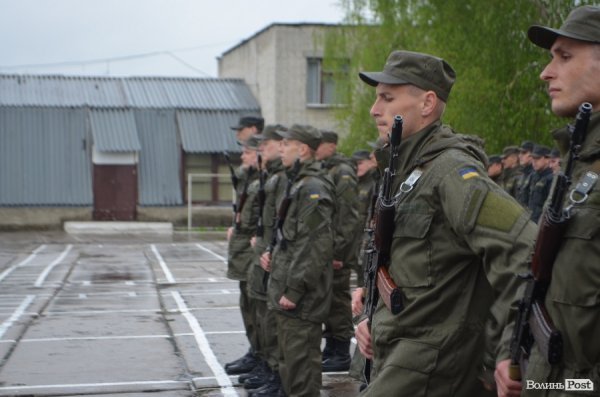 У Луцьку складали військову присягу під дощем