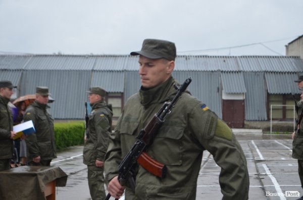 У Луцьку складали військову присягу під дощем