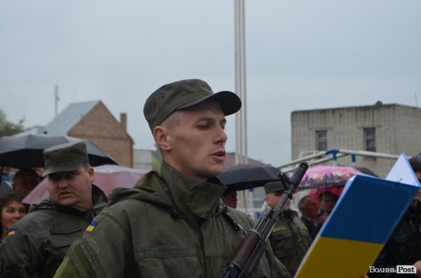У Луцьку складали військову присягу під дощем