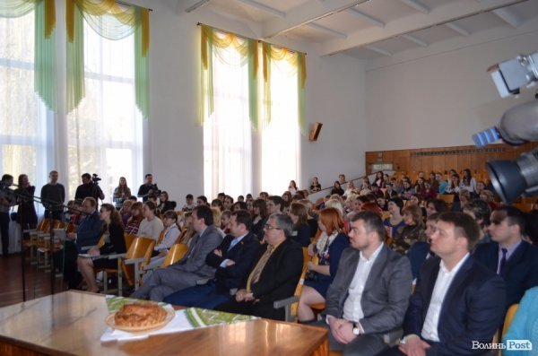 Луцькі школярі зустріли гостей з Волновахи. ФОТО