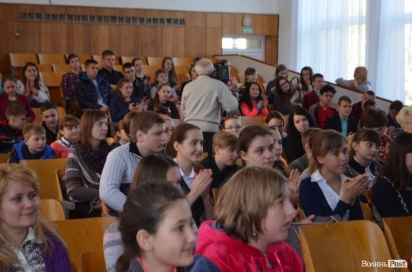 Луцькі школярі зустріли гостей з Волновахи. ФОТО