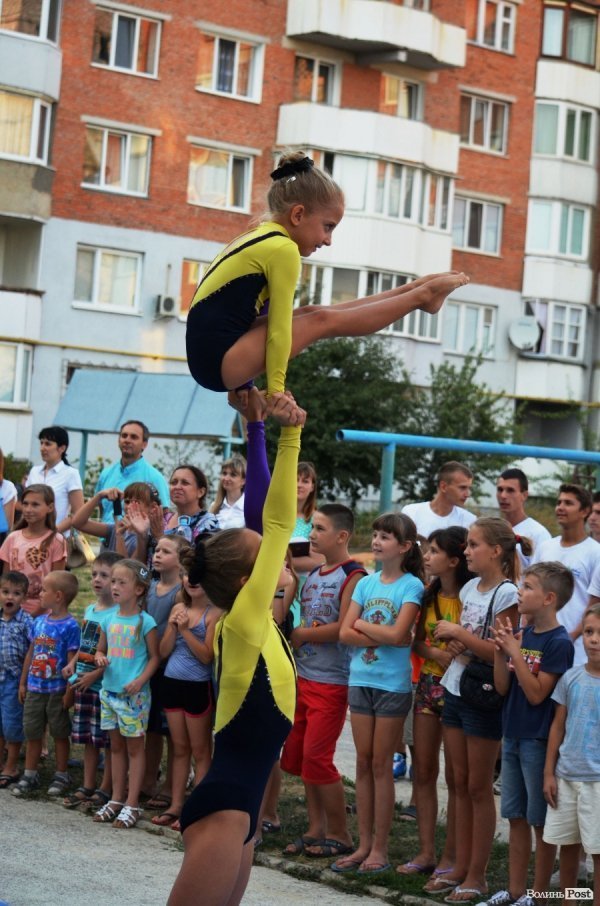 Акробати та гімнасти відкрили спортивний майданчик у Луцьку. ФОТО