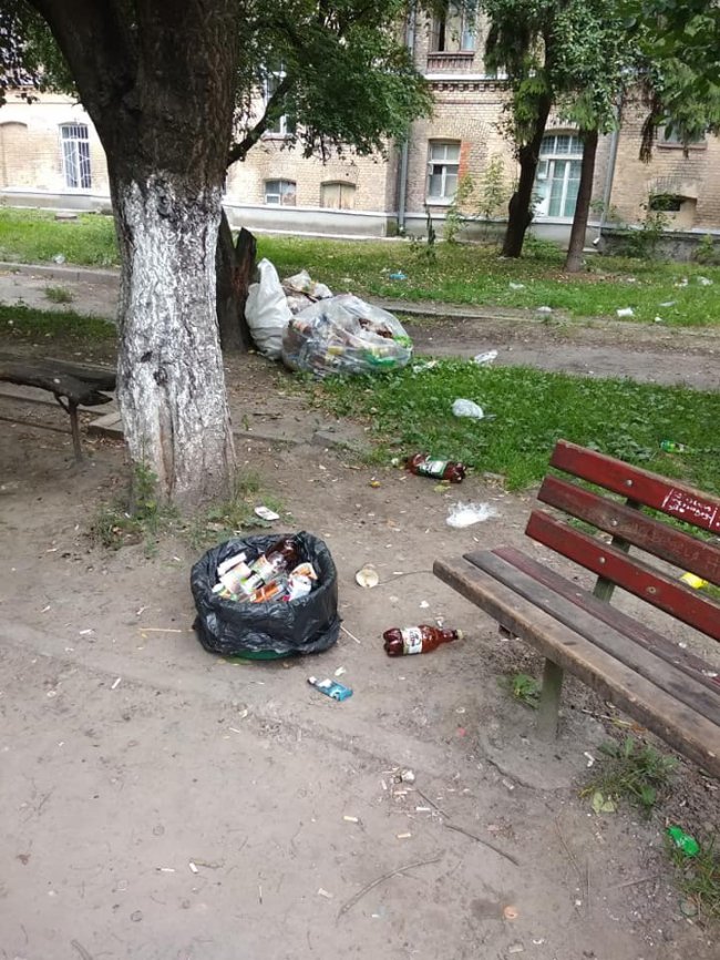 «Немає сил на це дивитися»: луцький двір засипали сміттям. ФОТО