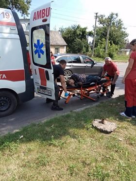 Байдужість по-луцьки: люди проходили повз чоловіка, який лежав на тротуарі