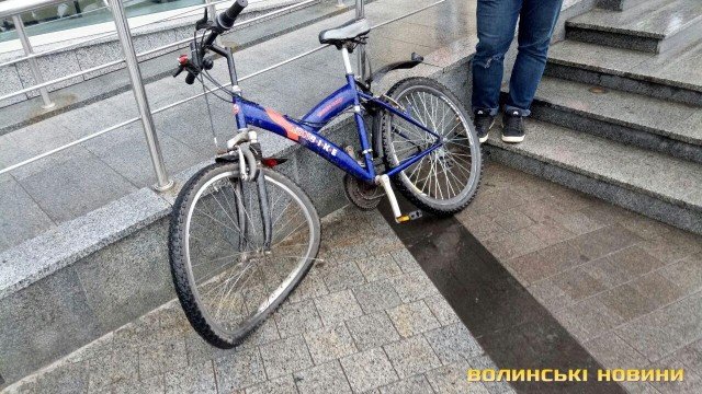 У центрі Луцька легковик збив велосипедиста. ФОТО
