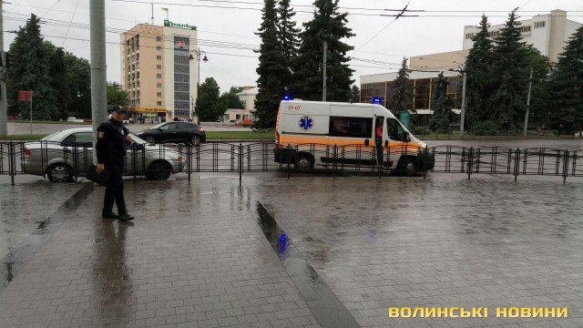 У центрі Луцька легковик збив велосипедиста. ФОТО